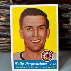 Vintage 1957-58 TOPPS Chicago Black Hawks Wing Wally Hergesheimer Hockey Card
